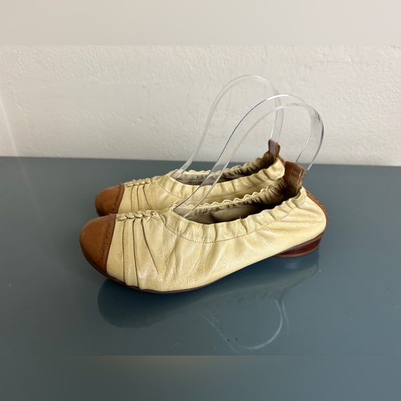 Everybody By Moda Stilo Womens Flats 6 US 36.5 EU Tan Cream Cap Toe Shoes GUC! - Picture 2 of 9